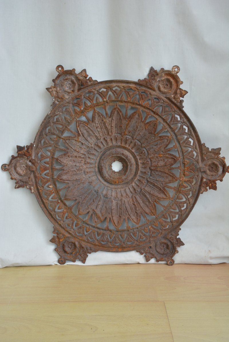 Antique Victorian Cast Iron Ceiling Rose With Feather And Ivy Decoration - Image 2
